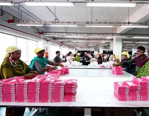 unnamed-3 (1) workers are packaging in pink package